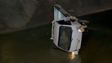 Alkollü sürücünün kamyoneti sulama kanalına devrildi