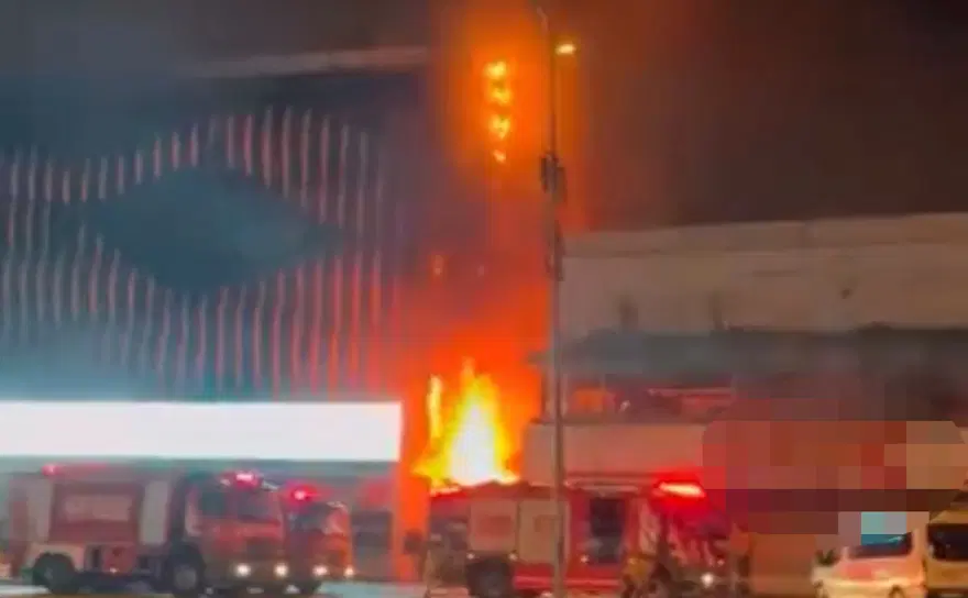 Sultanbeyli'de AVM yangını 