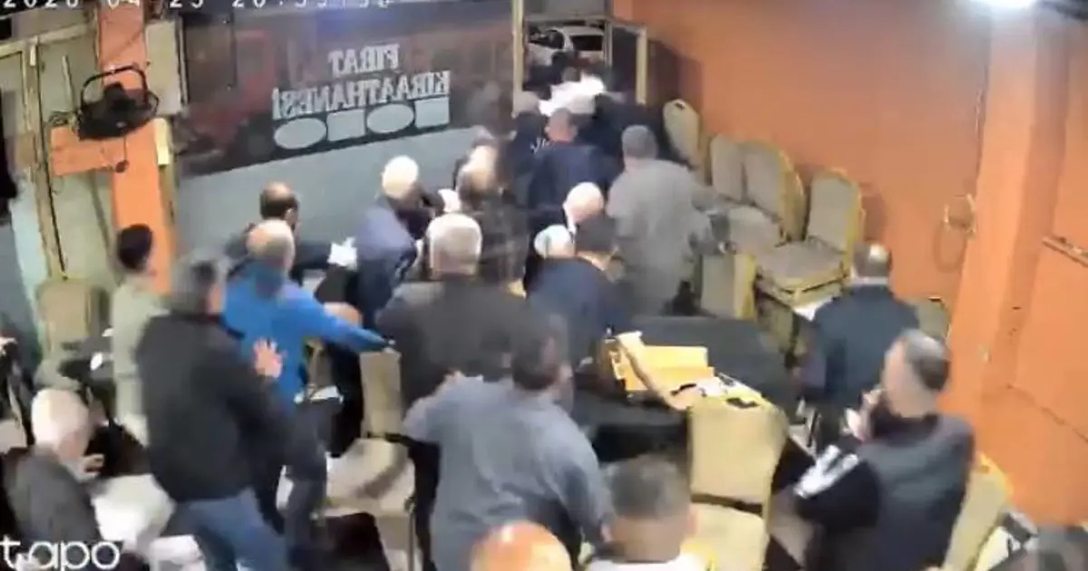 Kahvehanede deprem paniği. Araçtan gelen müzik kahvehanenin camını titretti