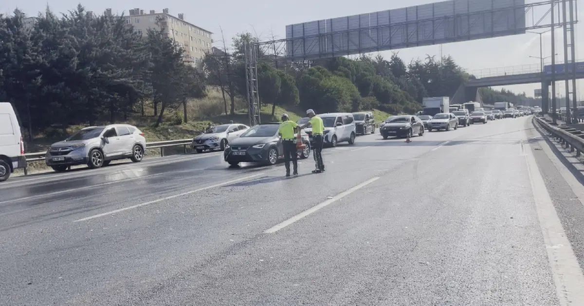 İstanbul'da trafiği durduran kaza. TEM Otoyolu'nda 10 araç birbirine girdi