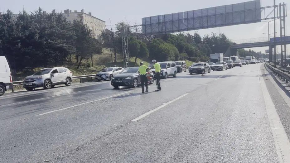 İstanbul'da trafiği durduran kaza. TEM Otoyolu'nda 10 araç birbirine girdi