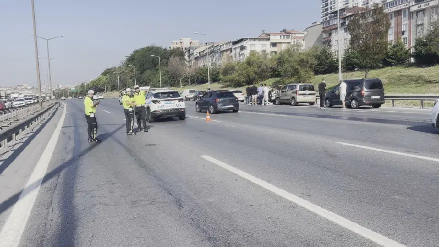 İstanbul'da trafiği durduran kaza. TEM Otoyolu'nda 10 araç birbirine girdi 1 İstanbul'da trafiği durduran kaza. TEM Otoyolu'nda 10 araç birbirine girdi 1