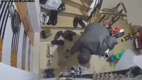 İstanbul’da ayakkabı hırsızlığı: Polis şüphelilerin peşinde