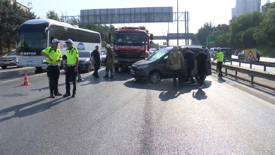 İstanbul'da trafiği durduran kaza. TEM Otoyolu'nda 10 araç birbirine girdi 2 İstanbul'da trafiği durduran kaza. TEM Otoyolu'nda 10 araç birbirine girdi 2
