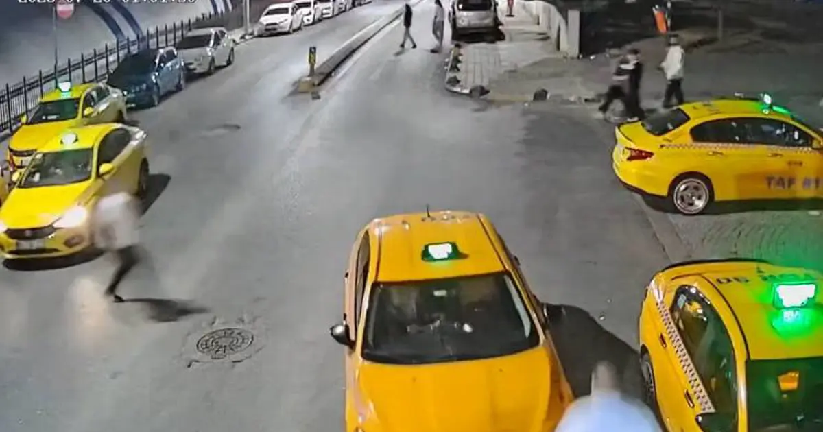 Freni çekilmeyen taksi geri kaydı. Çevredekiler fark etti, durdurmaya çalıştı