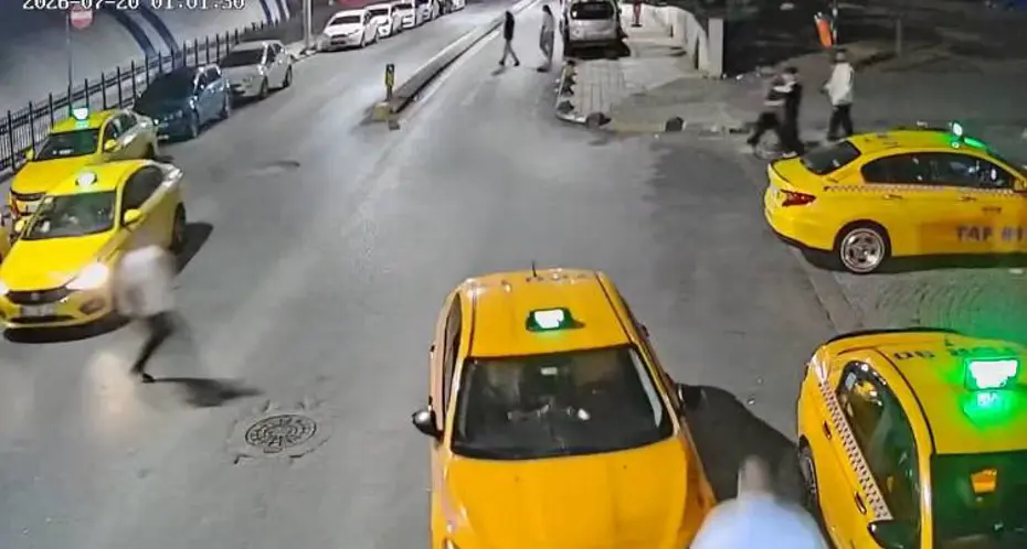 Freni çekilmeyen taksi geri kaydı. Çevredekiler fark etti, durdurmaya çalıştı 