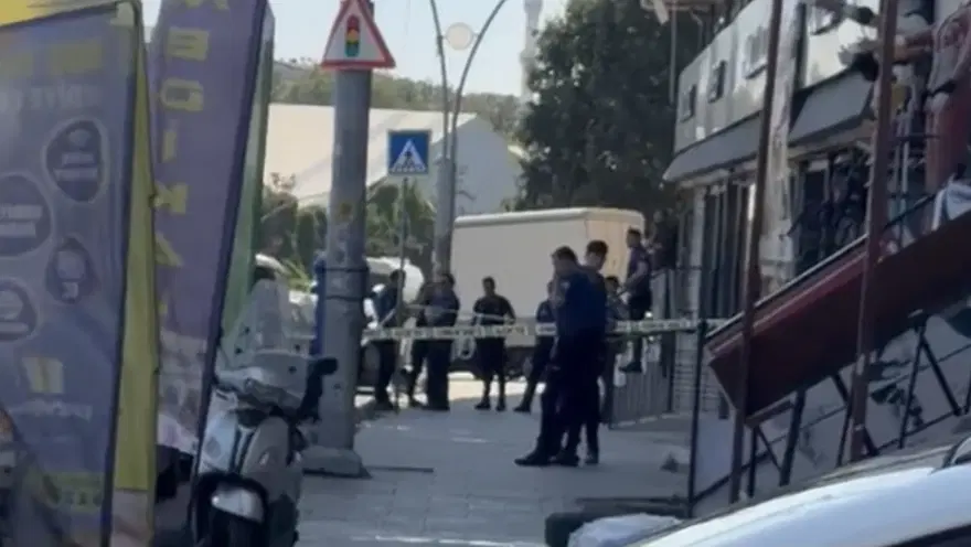 İşçi 3'üncü kattan kaldırıma düşerek ağır yaralandı 2