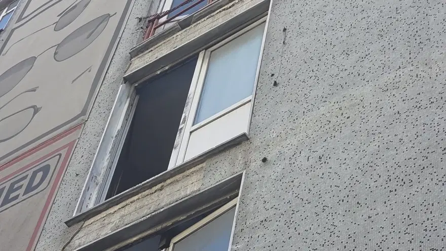 İşçi 3'üncü kattan kaldırıma düşerek ağır yaralandı 3
