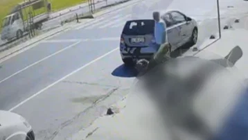 İşçi 3'üncü kattan kaldırıma düşerek ağır yaralandı
