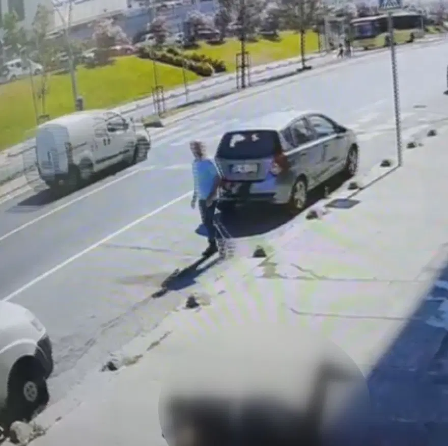 İşçi 3'üncü kattan kaldırıma düşerek ağır yaralandı 1