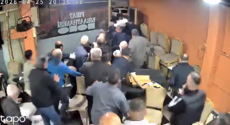 Kahvehanede deprem paniği. Araçtan gelen müzik kahvehanenin camını titretti