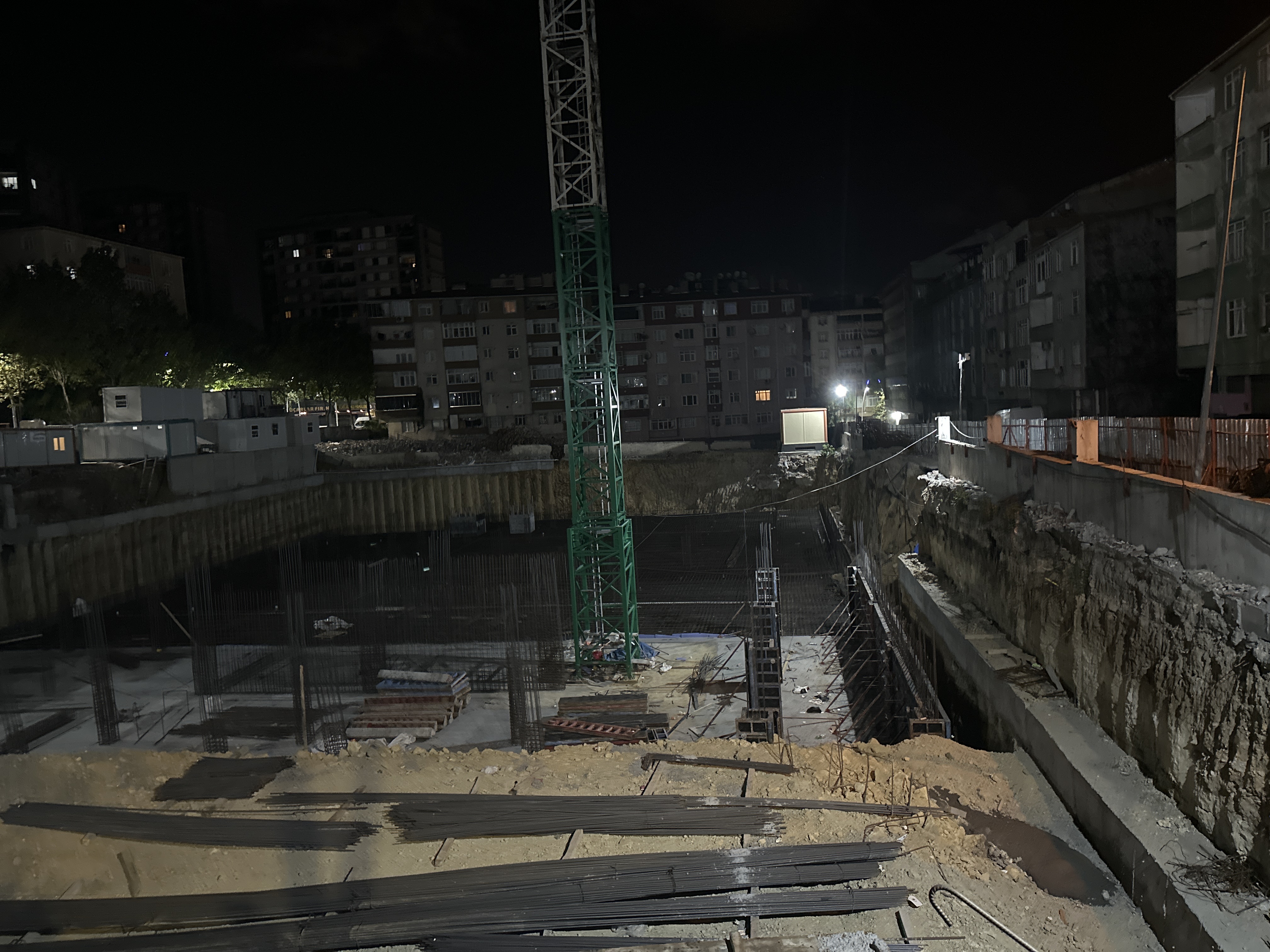 Sultangazi’de inşaatta toprak kayması. Çatlak oluşan sokak kapatıldıSultangazi‘de bir inşaatın temelinde meydana gelen toprak kayması nedeniyle etrafındaki yolda çatlaklar oluştu. Zabıta ekipleri, önlem amaçlı sokağı trafiğe kapattı.