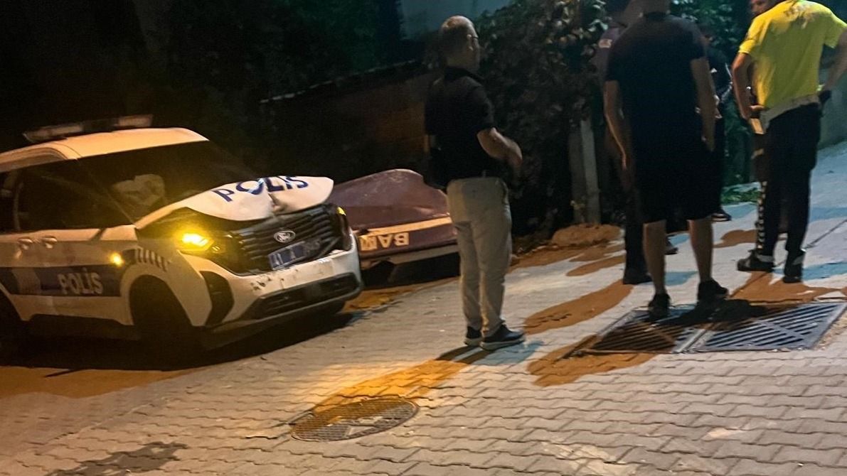 Şüphelileri takip eden polisler kaza yaptı