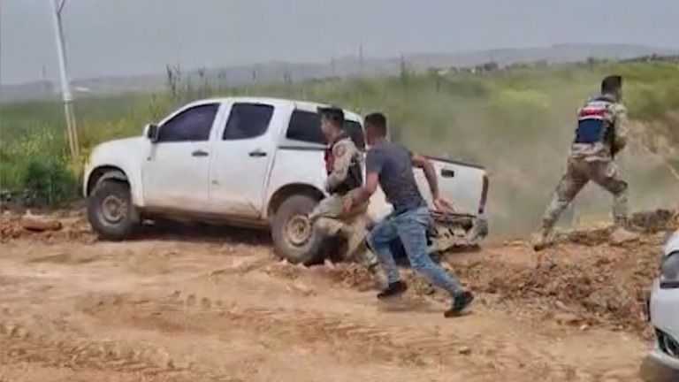 Türkiye sınırında, insan kaçakçılarıyla kovalamaca