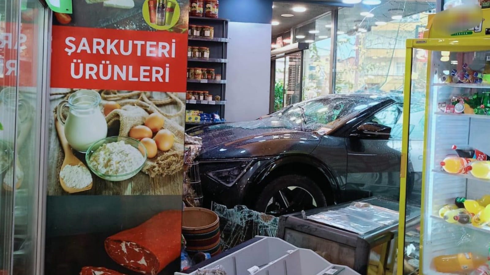 Sürücüsünün fren yerine gaza bastığı cip şarküteriye girdi