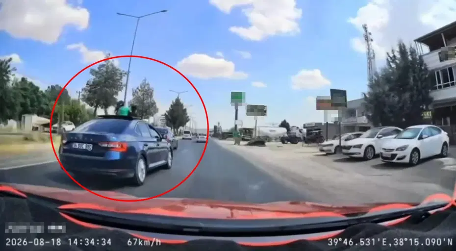 Trafikte makas atan sürücü çocukların canını tehlikeye attı