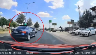 Trafikte makas atan sürücü çocukların canını tehlikeye attıDiyarbakır'da sürücüsünün trafikte makas attığı otomobildeki 2 çocuğun açılır tavandan çıkarak yaptığı tehlikeli yolculuk, başka bir aracın kamerasına yansıdı.