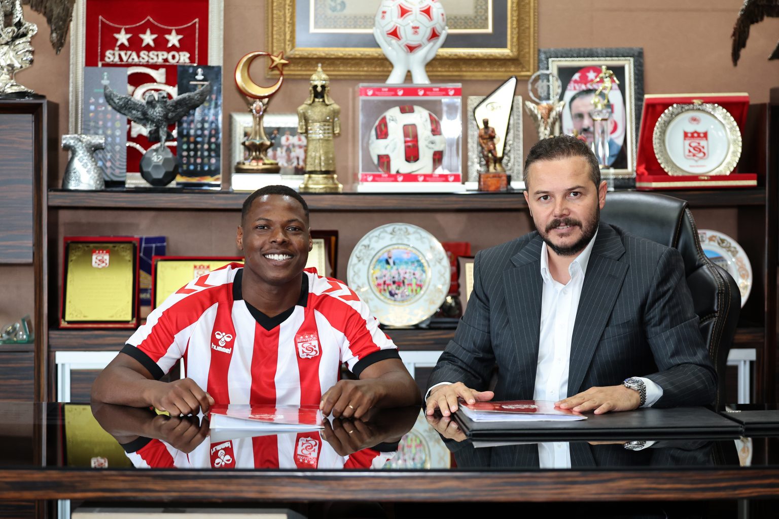 3 ay önce imza atmıştı, bavulunu toplayıp kulüpten ayrıldı: "Hukuki süreç başlatılacak"