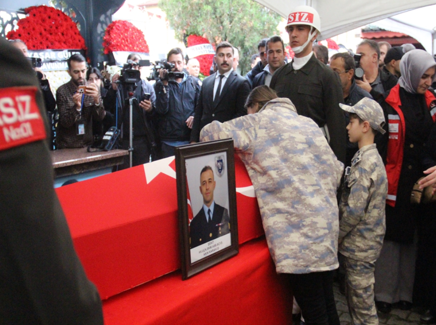 EŞİ VE ÇOCUKLARI TABUTA SARILIP ÖPTÜLER 15