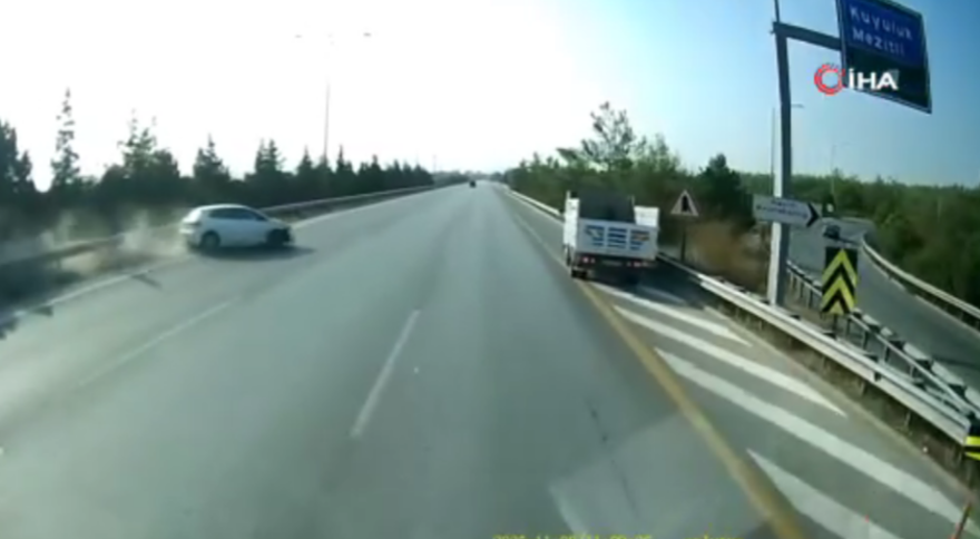 Önce araca sonra bariyerlere: Facia kıl payı atlatıldı 1