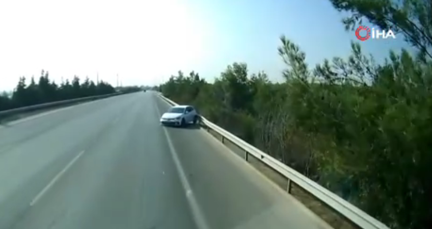 Önce araca sonra bariyerlere: Facia kıl payı atlatıldı 2