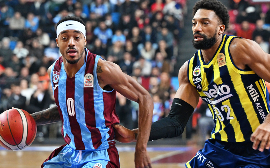 Trabzonspor'dan Fenerbahçe'ye derbide 26 sayı fark