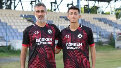 Futbolcu baba ve oğlu aynı takımda! "Gol attığmızda birbirimize koşmamız tarif edilemez"