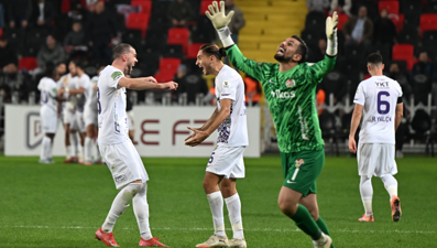 Süper Lig'de ilginç anlar, kavgayı ayırmaya giderken gol yedi