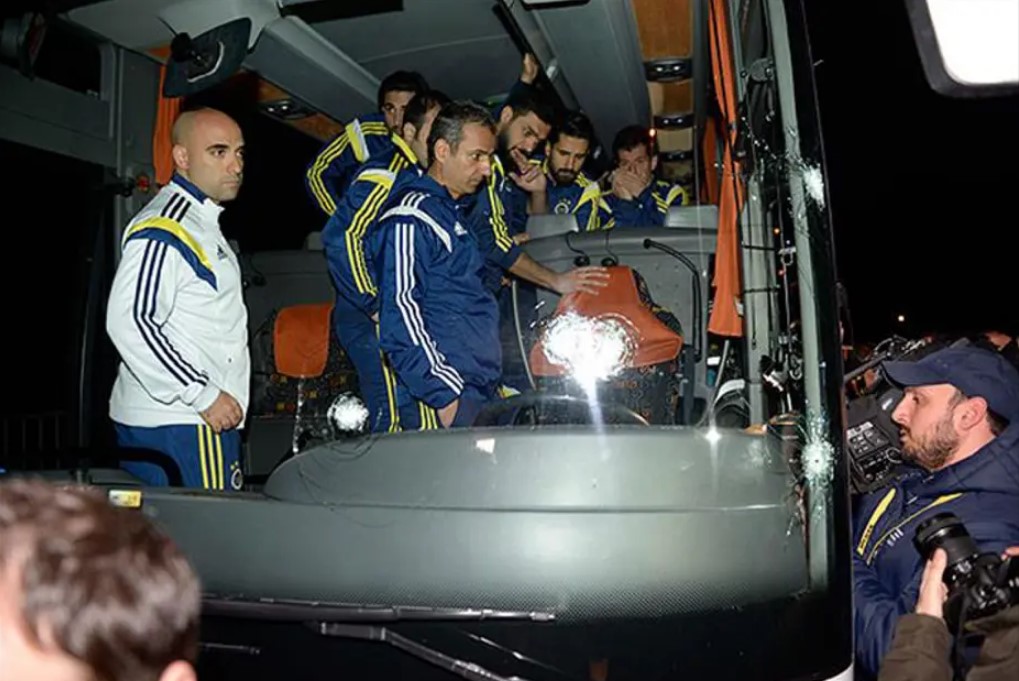 Fenerbahçe'den takım otobüsüne saldırı dosyasına ilişkin açıklama. "5 kişiyle sınırlı kalmayacak"