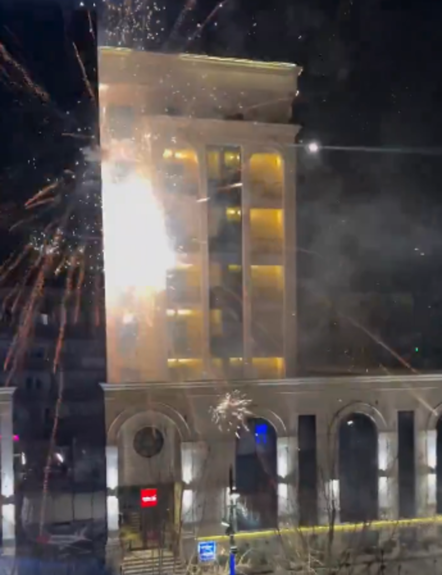 OTELİN CAMLARINI HEDEF ALDILAR 1