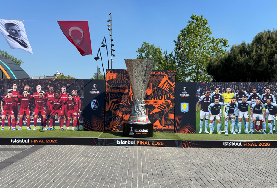 UEFA Avrupa Ligi kupası Beşiktaş Meydanı'nda