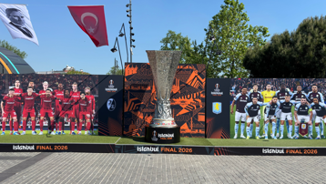UEFA Avrupa Ligi kupası Beşiktaş Meydanı'nda