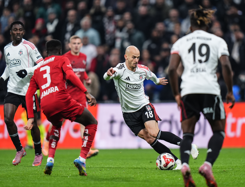 Beşiktaş, Dolmabahçe'de 2 puan bıraktı, sakatlık ve protesto