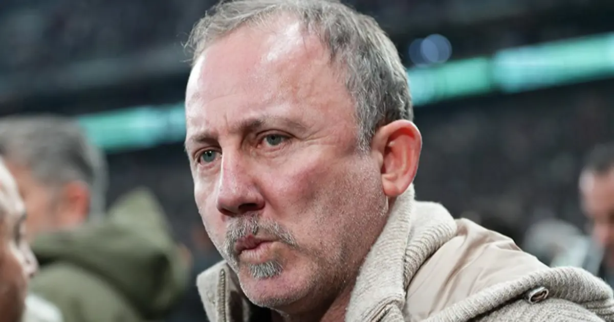 Sergen Yalçın, maç sonu ateş püskürdü. "Kafasını çeviriyor, normal değil, komedi"