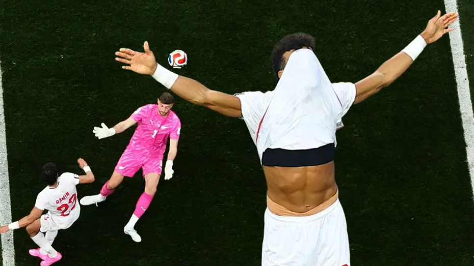 Dünya, ABD'de gol atan İranlı futbolcunun sevincini konuşuyor. 
