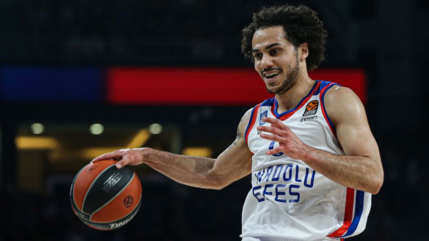 Anadolu Efes'e kötü haber: 8 hafta forma giyemeyecek