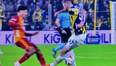 Derbideki bu pozisyon dünya gündemine bile girdi! Fenerbahçe-Galatasaray maçındaki tartışmalı karar