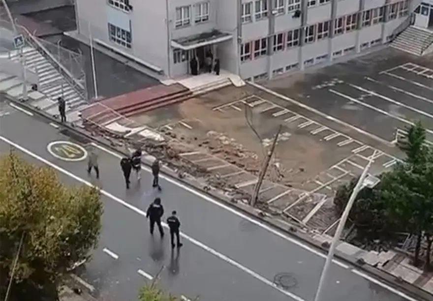 OKULUN İSTİNAT DUVARI ÇÖKTÜ 15 OKULUN İSTİNAT DUVARI ÇÖKTÜ 15
