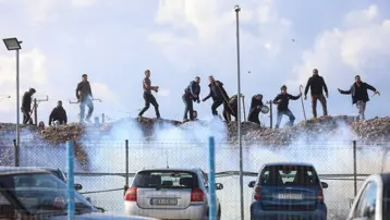 Yunanistan'da çiftçiler ayaklandı: Girit’te havalimanı basıldı, polis araçları devrildi