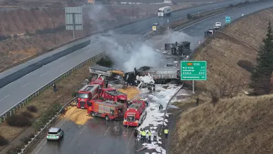 Otoyolda TIR'lar çarpıştı, yol trafiğe kapandı