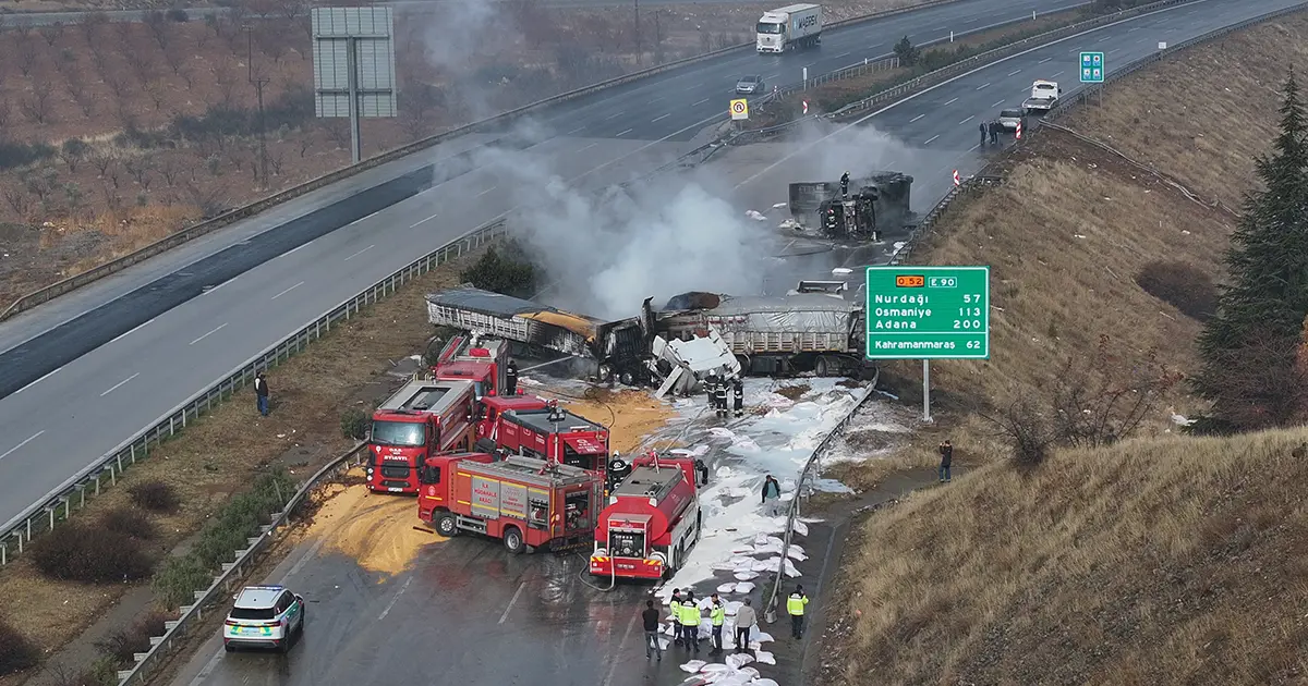 Otoyolda TIR'lar çarpıştı, yol trafiğe kapandı