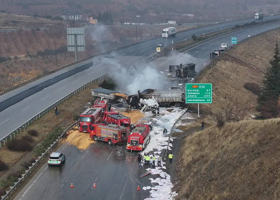 Otoyolda TIR'lar çarpıştı, yol trafiğe kapandı