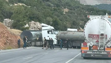 Akaryakıt tankeleri çarpıştı. Tonlarca yakıt yola döküldü