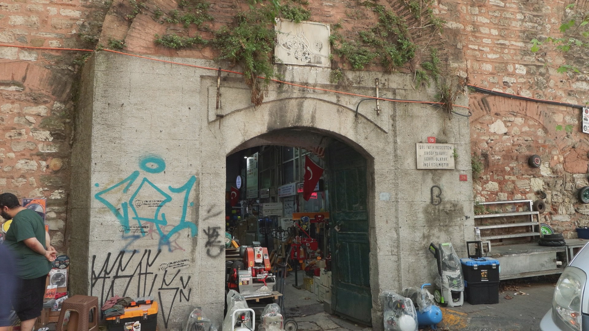 Osmanlı yapısı Galata Bedesteni üzerinde tepki çeken görüntü
