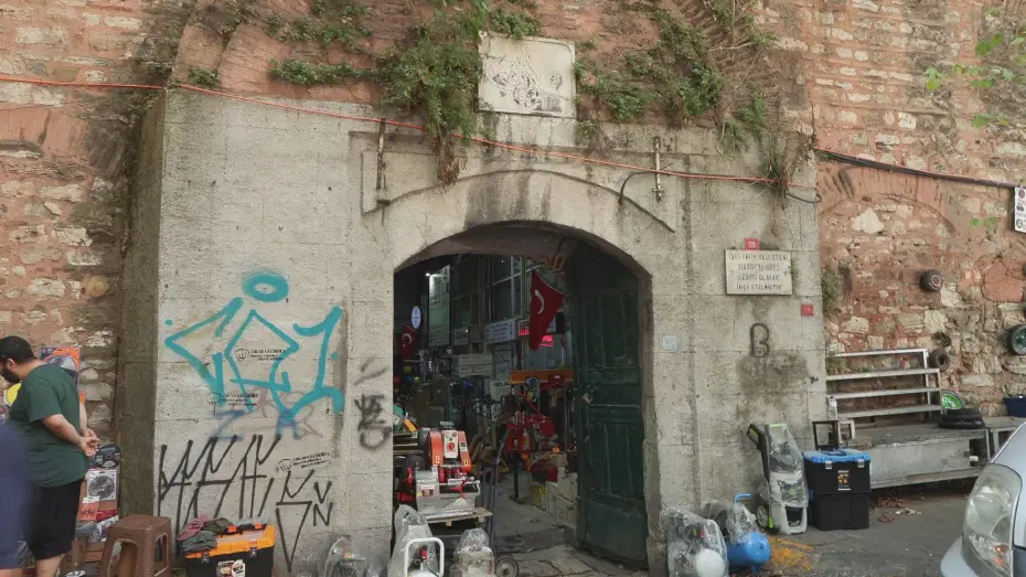 Osmanlı yapısı Galata Bedesteni üzerinde tepki çeken görüntü