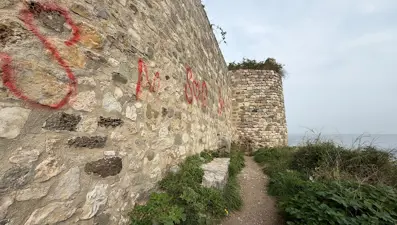 Amasra Kalesi'nin duvarlarını sprey boyayla boyadılar