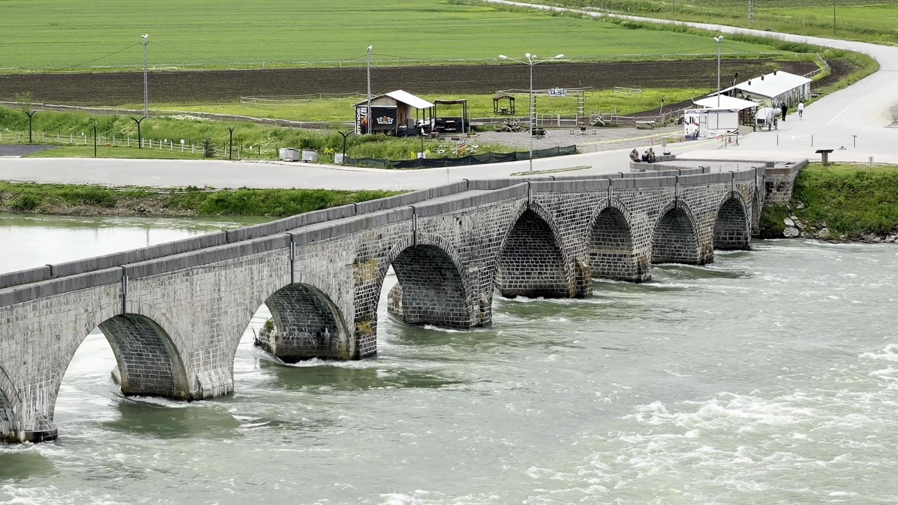 Dolusavak kapaklar ilk kez açıldı. Tarihi köprü sessizliğe büründü
