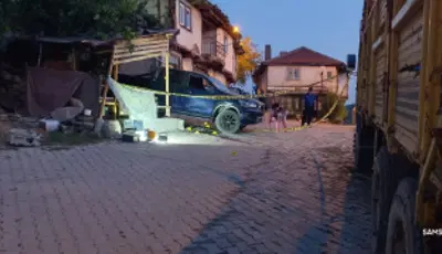 Telefondaki tartışma kanlı bitti. 77 yaşındaki adam iki genci katlettiAfyonkarahisar'da 77 yaşındaki S.Y., oğluyla telefonda tartıştıktan sonra evlerinin önüne giden iki genci silahla vurarak öldürdü.