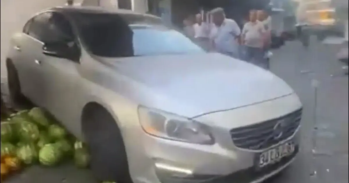 Tartıştığı pazar esnafının sergideki karpuzlarını otomobiliyle ezdi