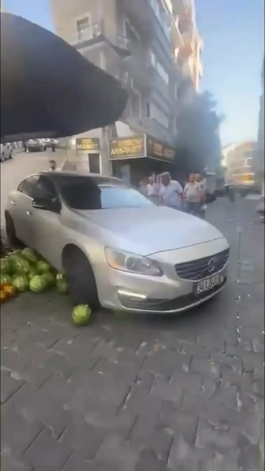 Tartıştığı pazar esnafının sergideki karpuzlarını otomobiliyle ezdi